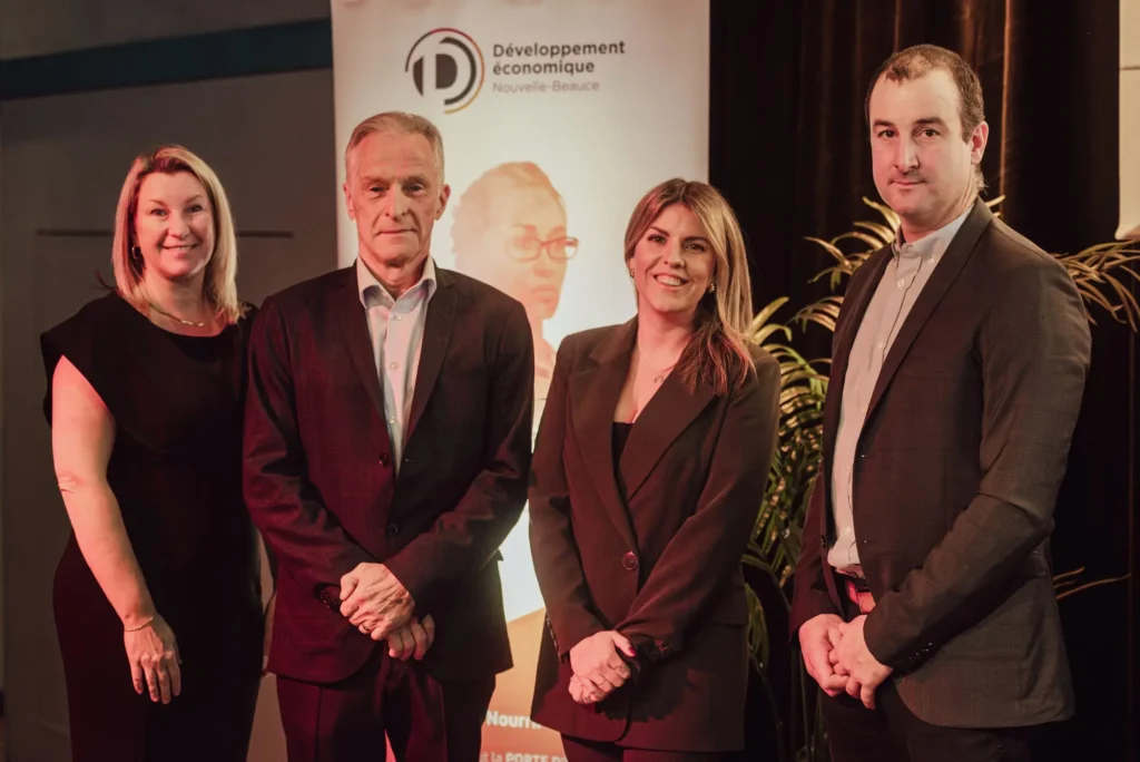 Quatre professionnels lors d’un événement économique