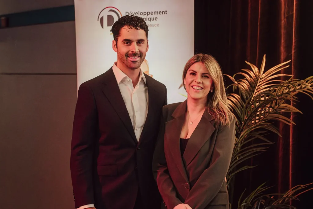 Deux professionnels souriants lors d’un événement économique