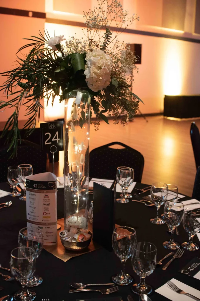 Centre de table floral élégant pour événement