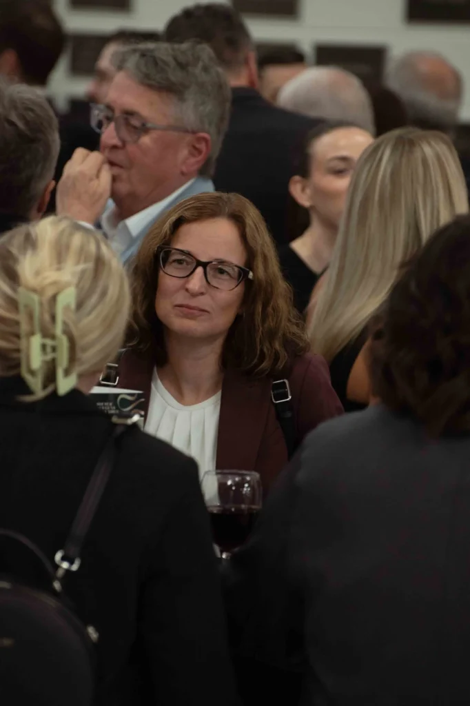 Femme à lunettes lors d’un événement mondain