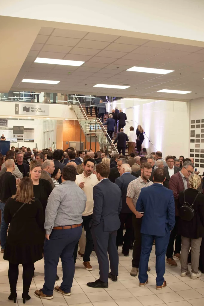Événement de réseautage dans hall d’entreprise bondé