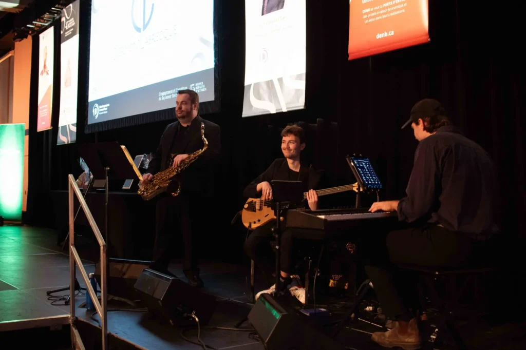Trio de musiciens jouant sur scène