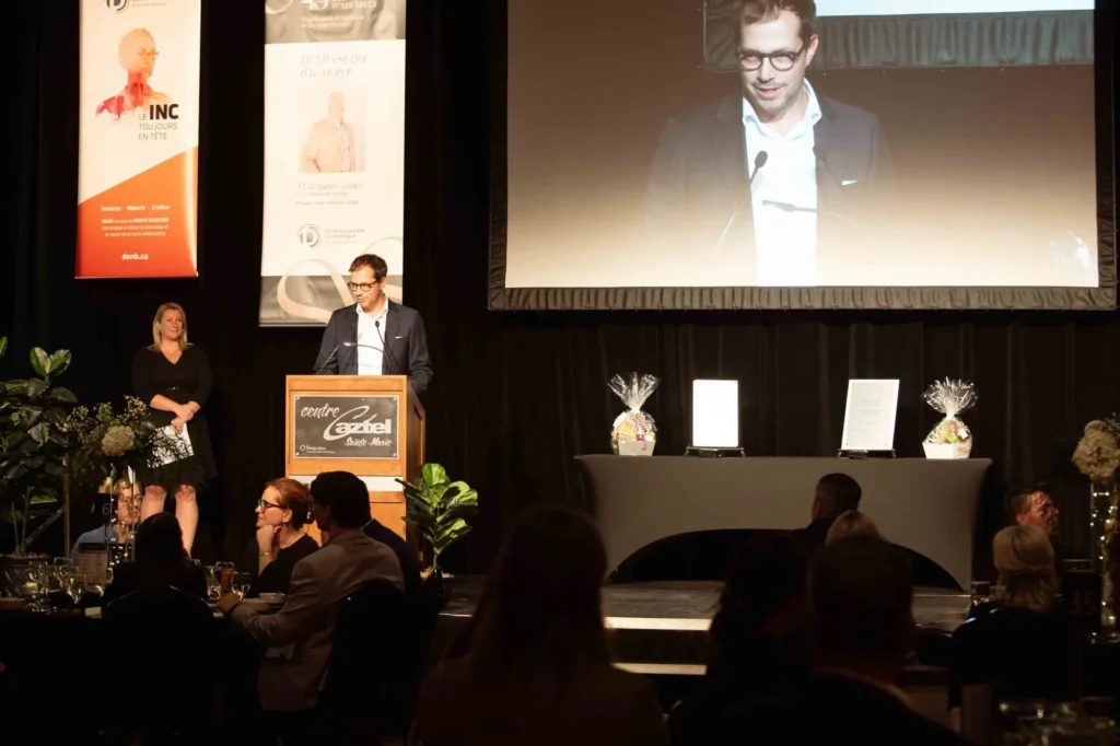 Conférencier au podium lors d’une soirée de gala