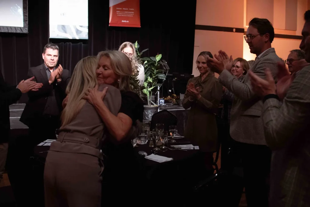 Deux femmes s’embrassent sous les applaudissements