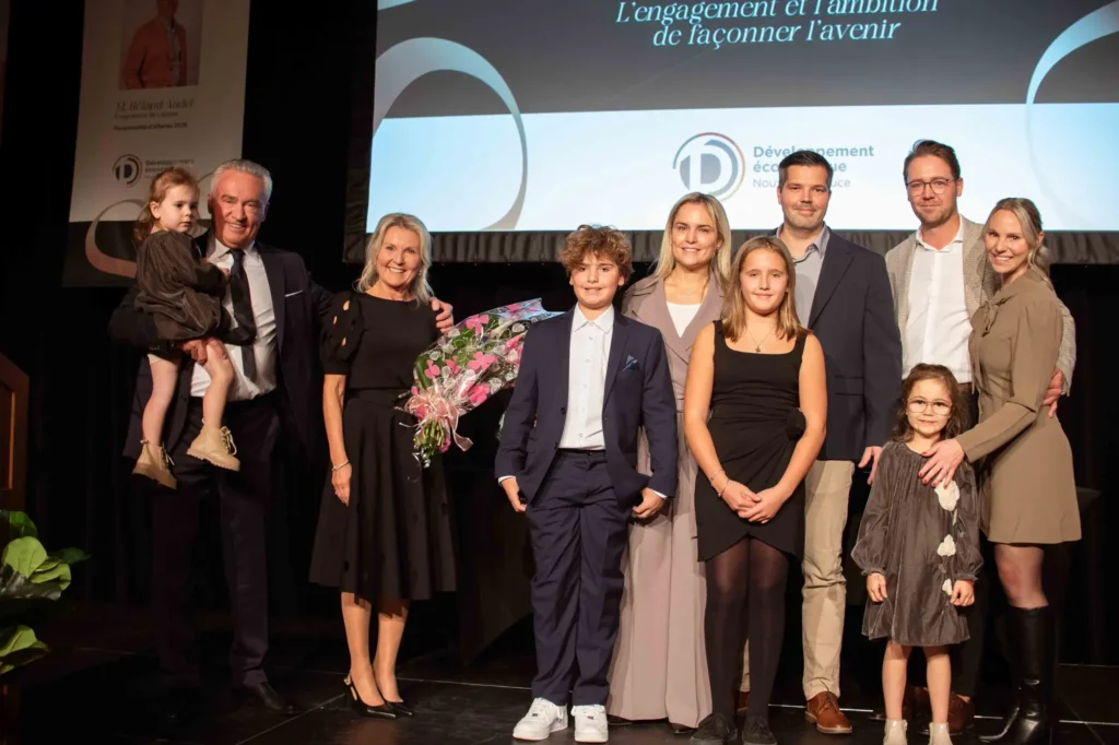 Famille sur scène lors d'une cérémonie officielle