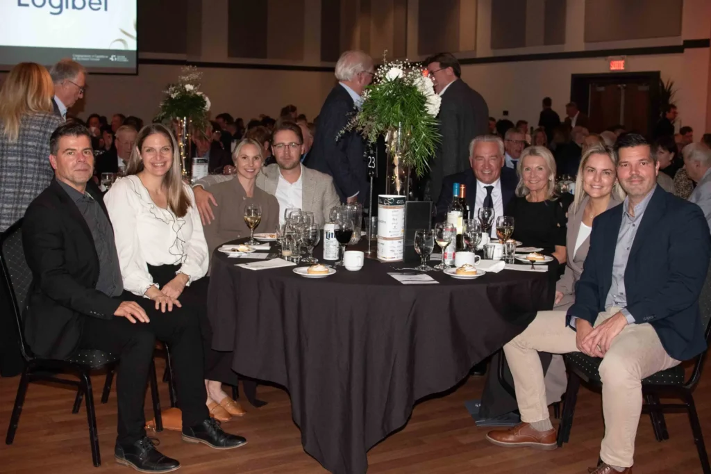 Invités élégants autour d’une table de gala