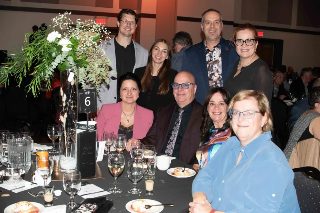 Groupe d’adultes à un dîner de gala