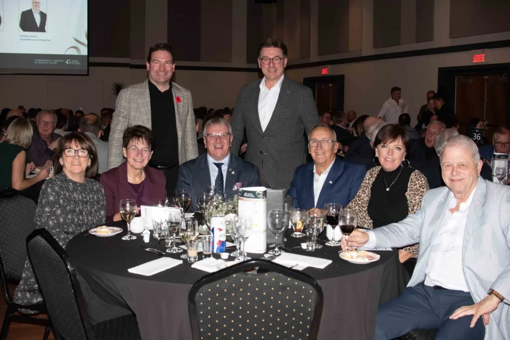Groupe d’adultes lors d’un dîner formel