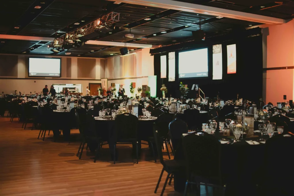 Salle de banquet préparée pour événement formel