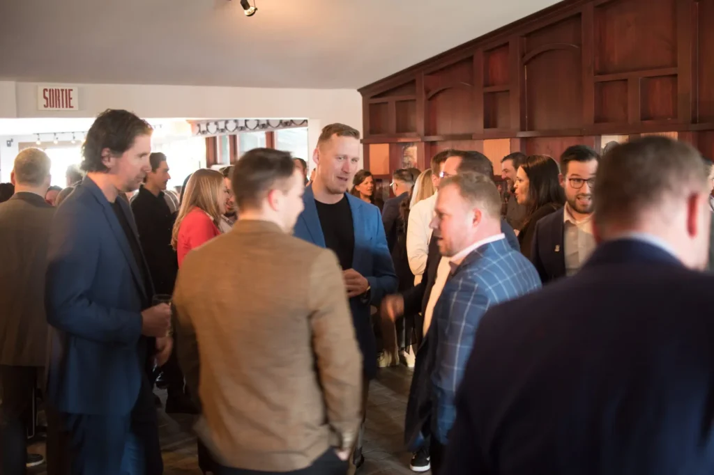 Événement de networking en intérieur, professionnels discutant