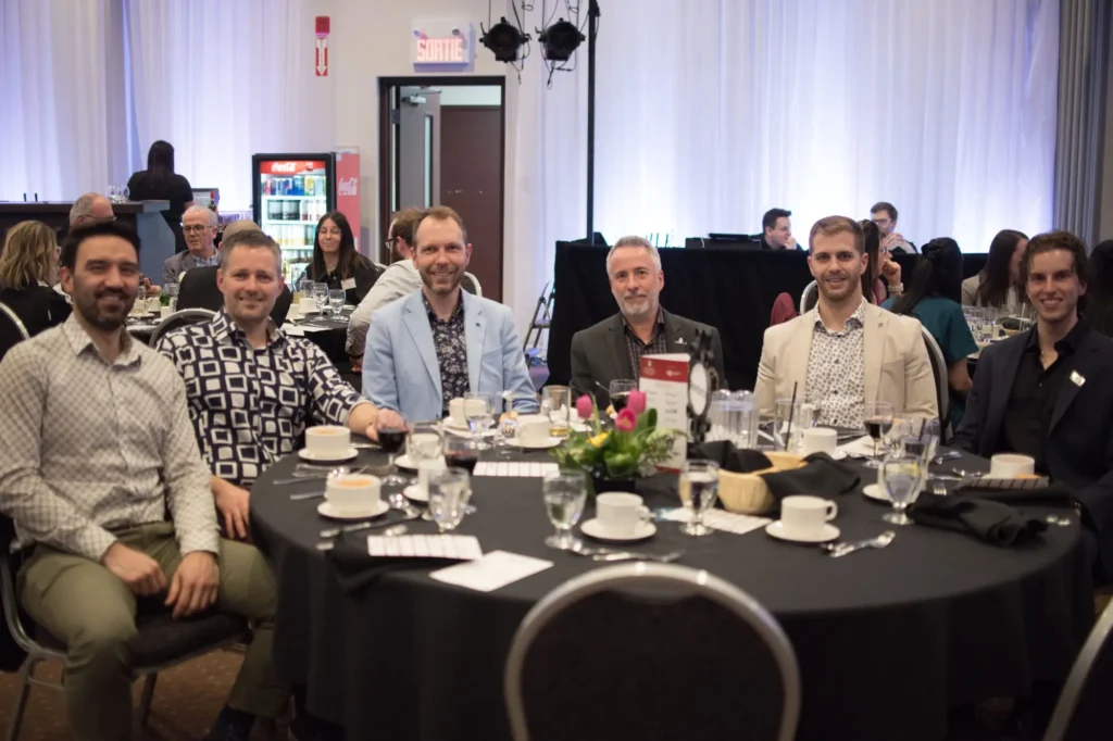Groupe d’hommes à un dîner professionnel