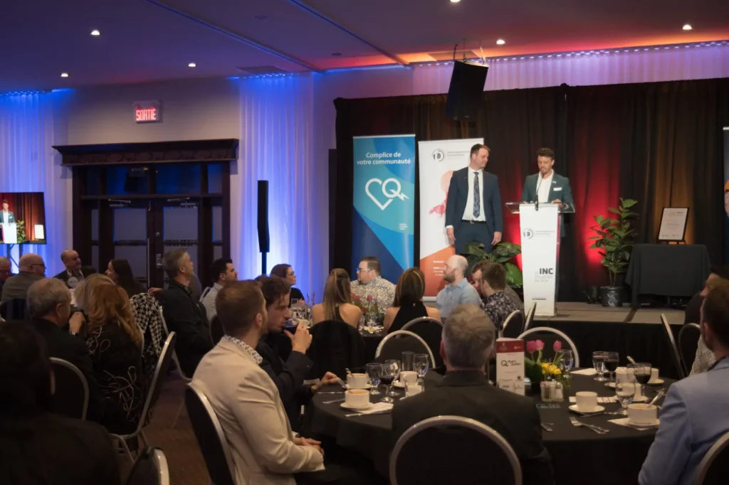 Conférence lors d’un gala professionnel en salle