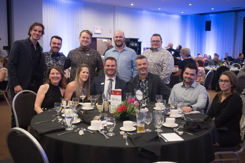 Groupe d'adultes lors d'un gala en salle