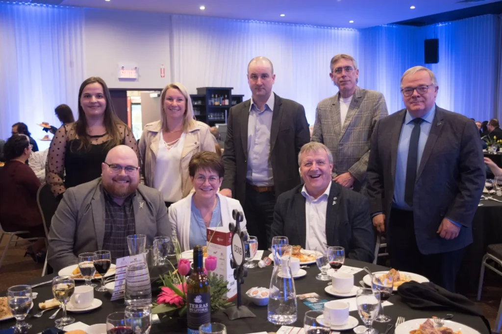 Groupe d’adultes posant lors d’un dîner officiel