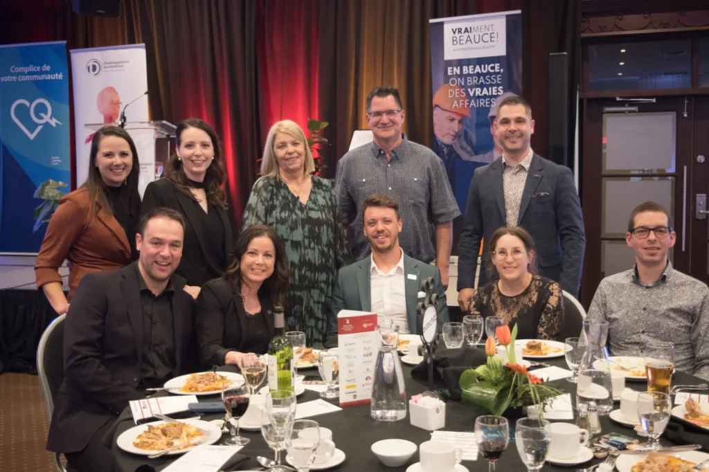 Groupe de professionnels lors d’un dîner d’affaires