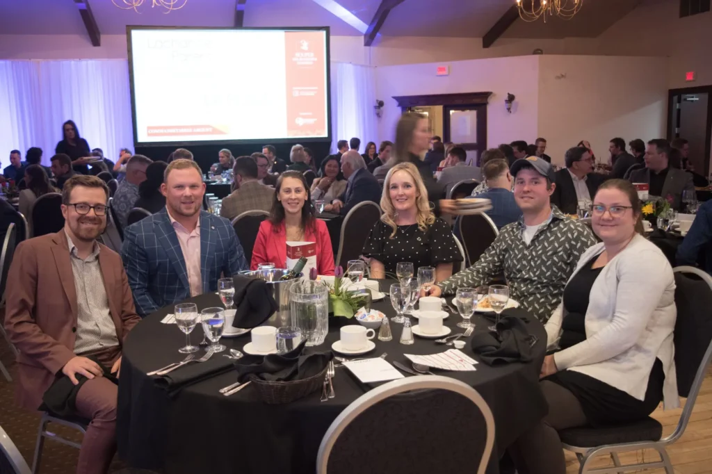Groupe attablé lors d’un dîner de gala