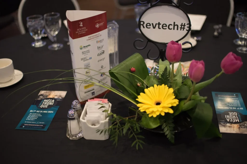 Table d’événement avec fleurs et panneau Revtech#3