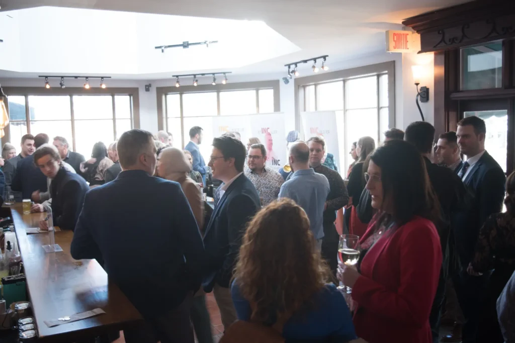 Soirée networking professionnelle dans un bar animé