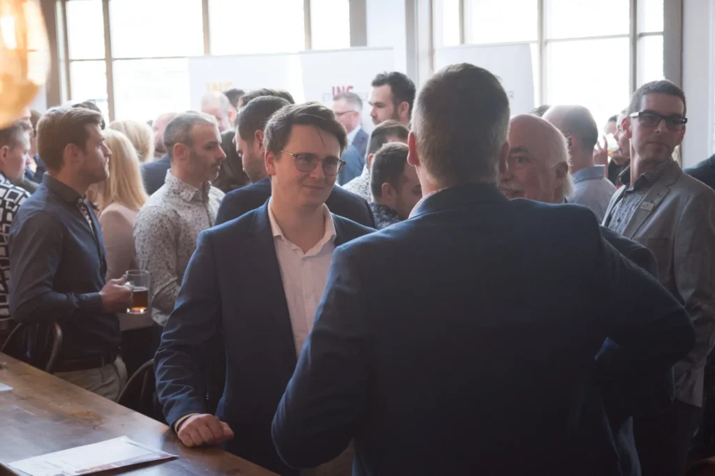 Professionnels échangent lors d’un événement de networking
