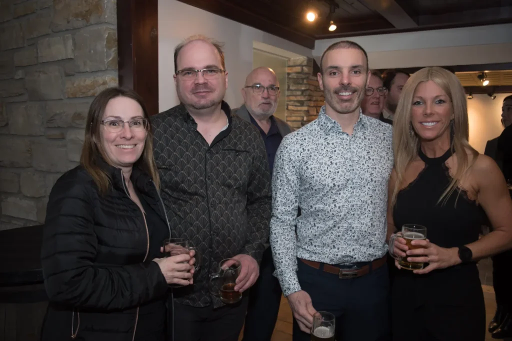 Groupe d’amis souriants lors d’une soirée intérieure