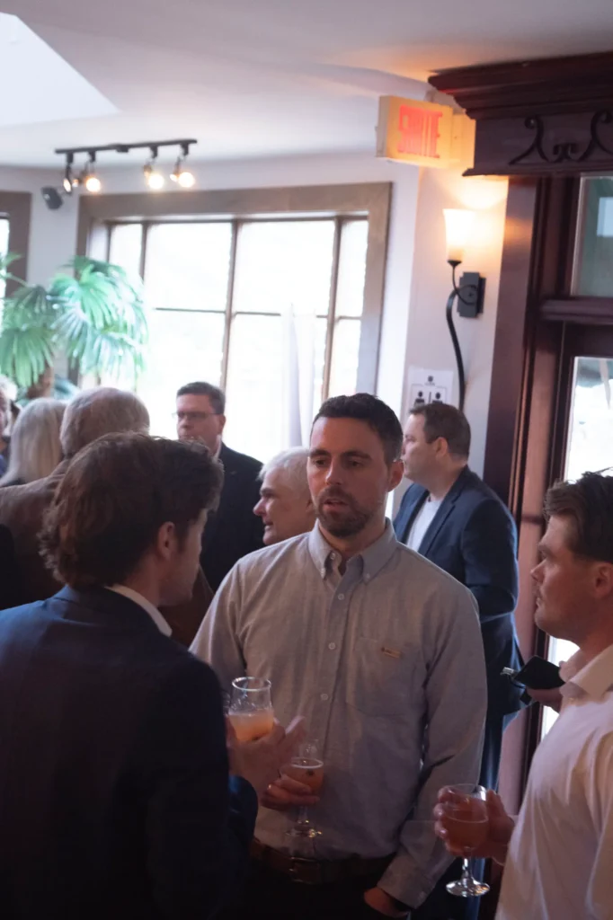 Discussion entre hommes lors d’un cocktail professionnel