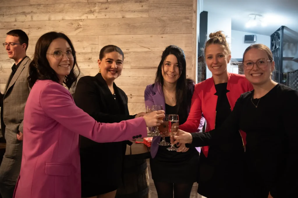 Femmes en tenue professionnelle trinquant au champagne