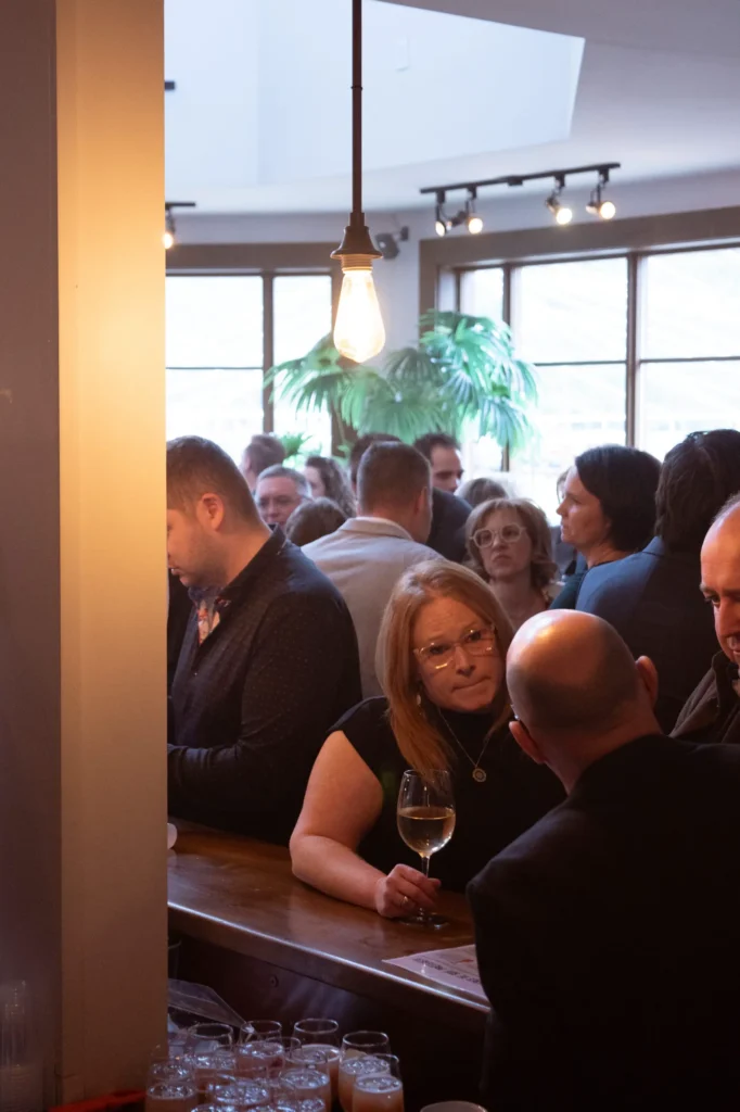 Foule discutant dans un bar lumineux