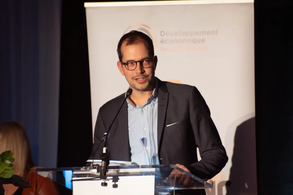 Homme parlant à un pupitre lors d’une conférence