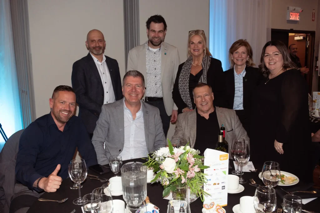 Groupe d’adultes posant lors d’un dîner formel