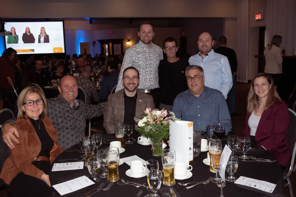 Groupe souriant lors d’un dîner de gala