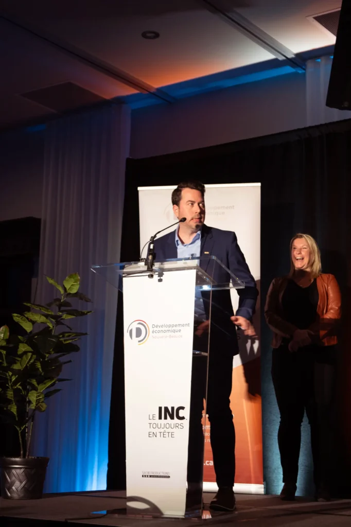 Conférencier au podium lors d’un événement économique