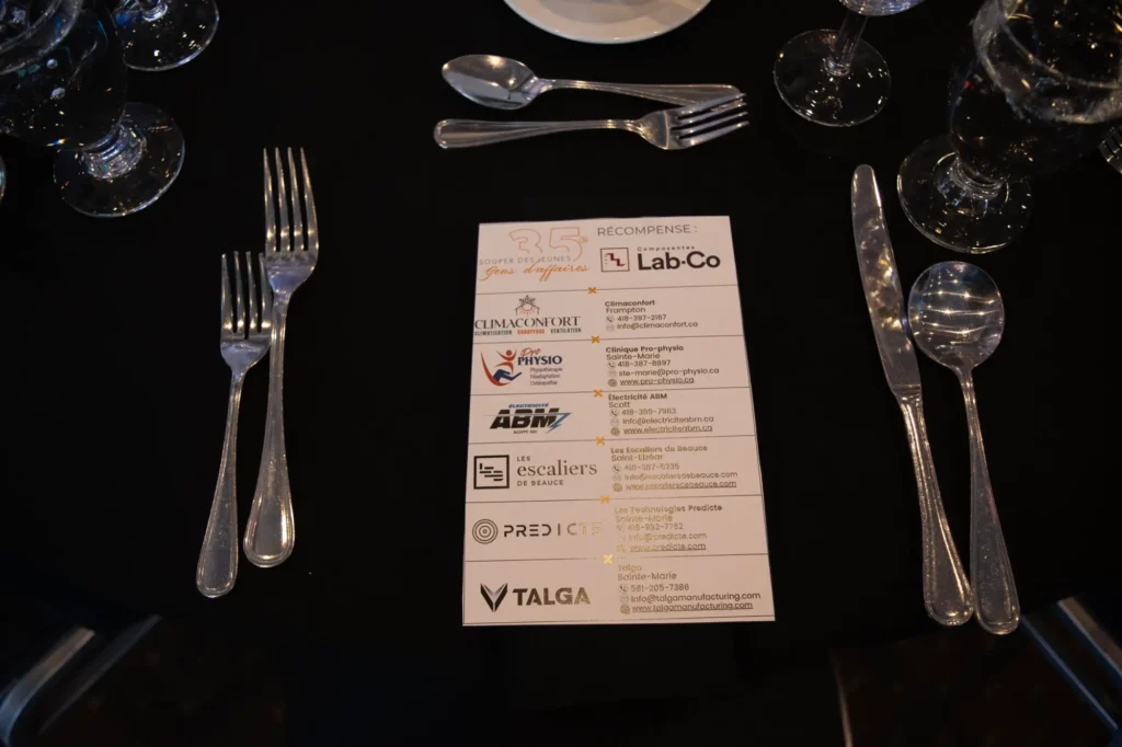 Table élégante avec menu et couverts argentés
