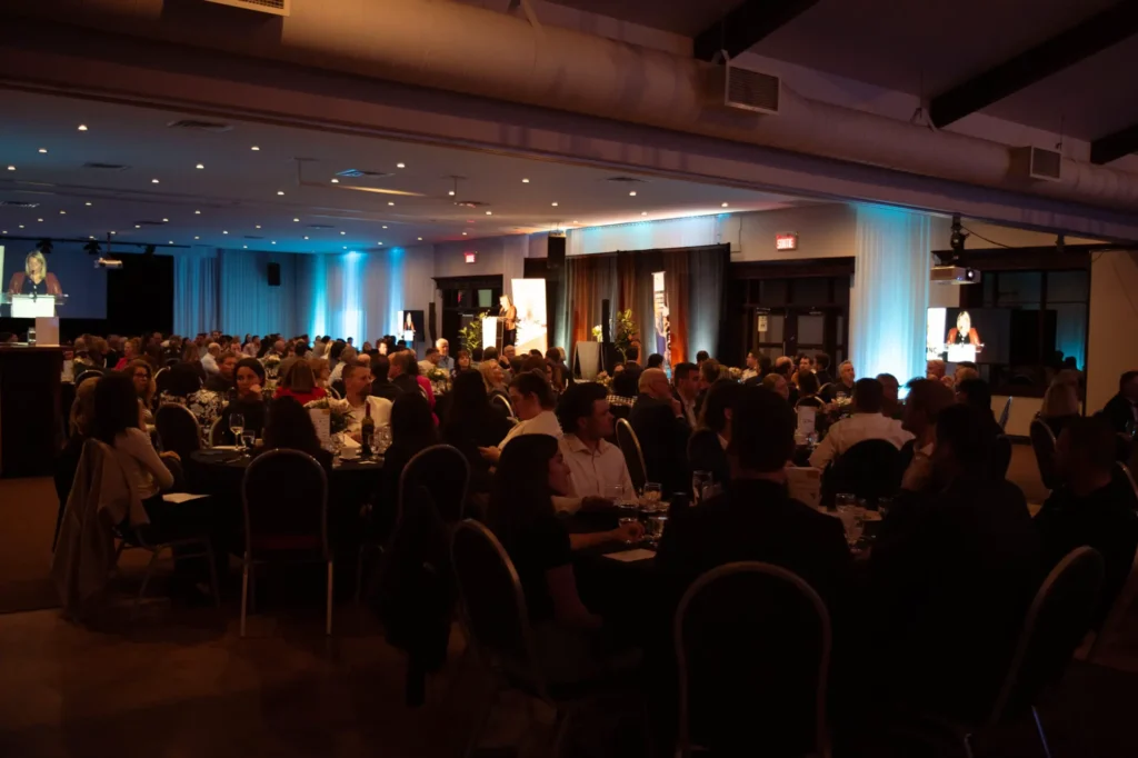 Conférence avec intervenante devant public en salle