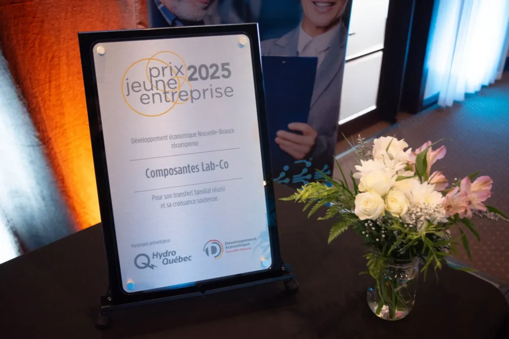 Trophée Prix Jeune Entreprise 2025 sur table