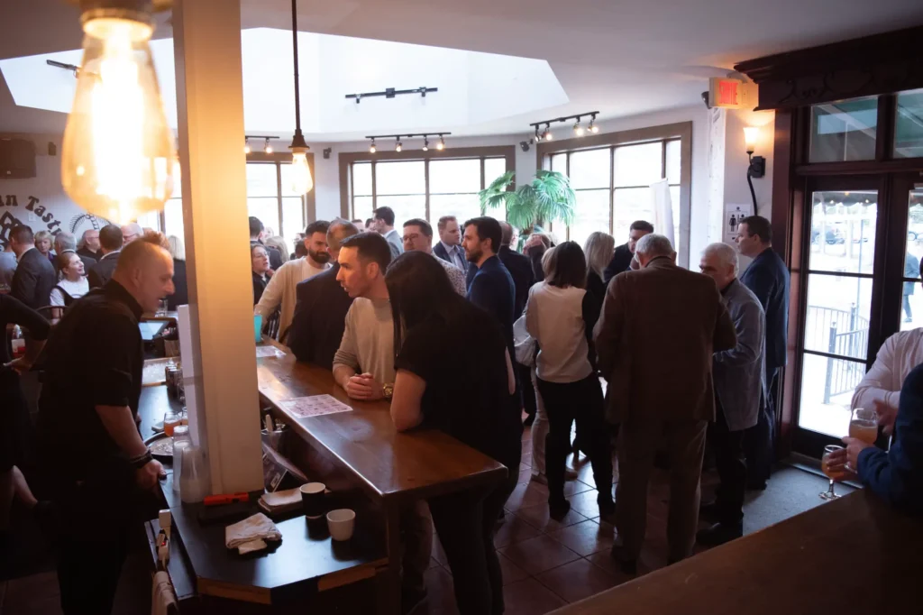 Foule discutant dans un bar animé