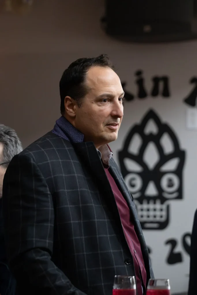 Homme en veste sombre lors d’un événement