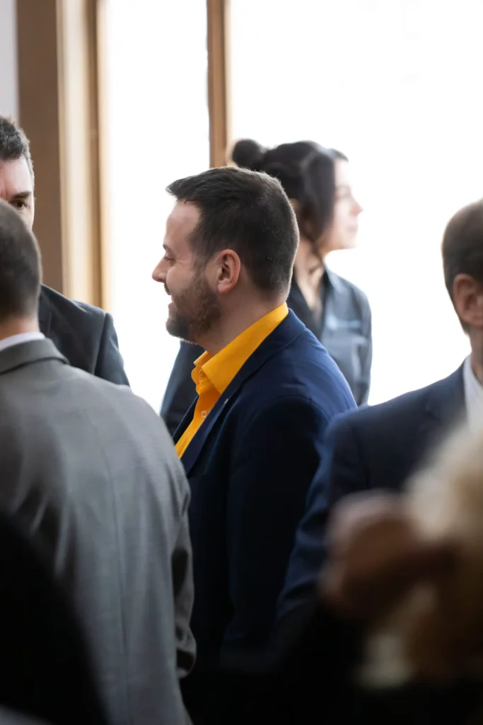 Professionnels échangeant lors d’un événement d’entreprise