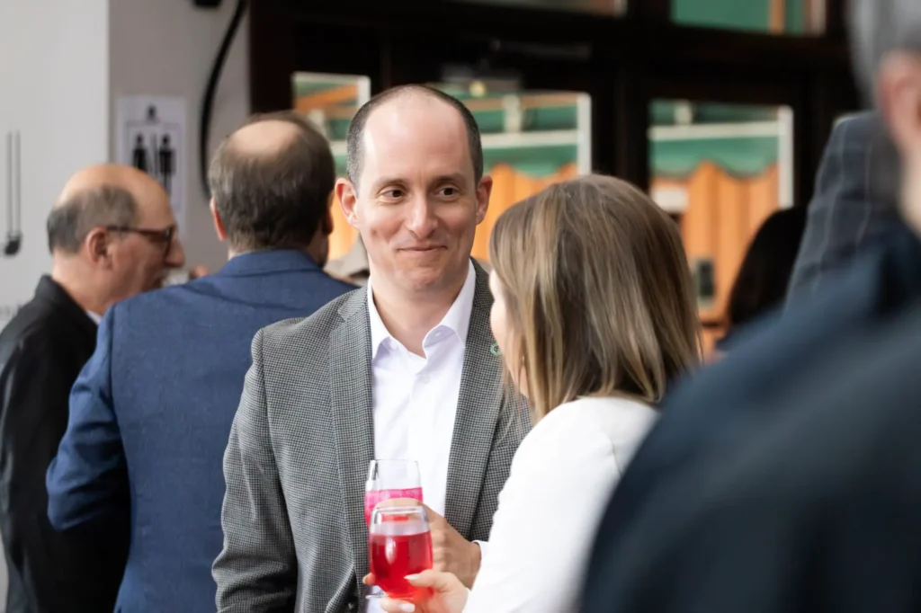 Échange lors d’un cocktail professionnel