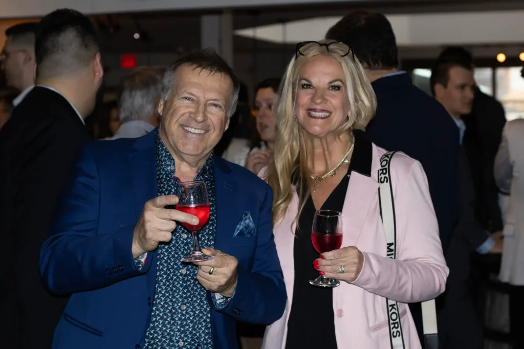 Couple souriant trinquant lors d’une réception