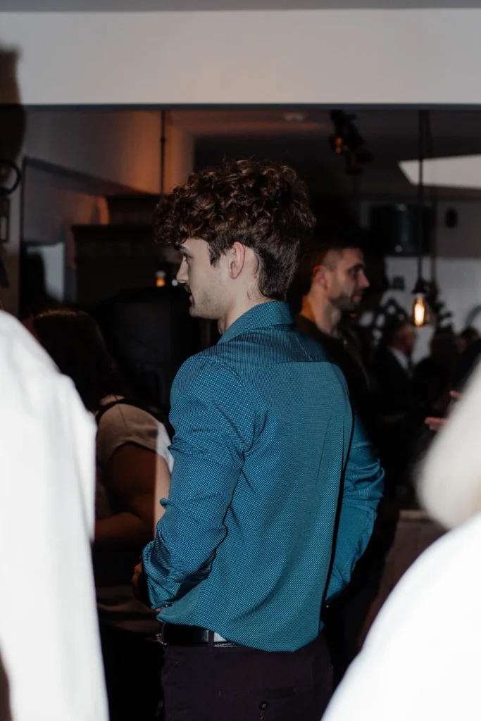 Homme en chemise verte lors d’une soirée