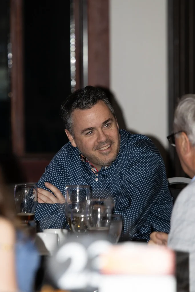 Homme souriant discutant à table au restaurant