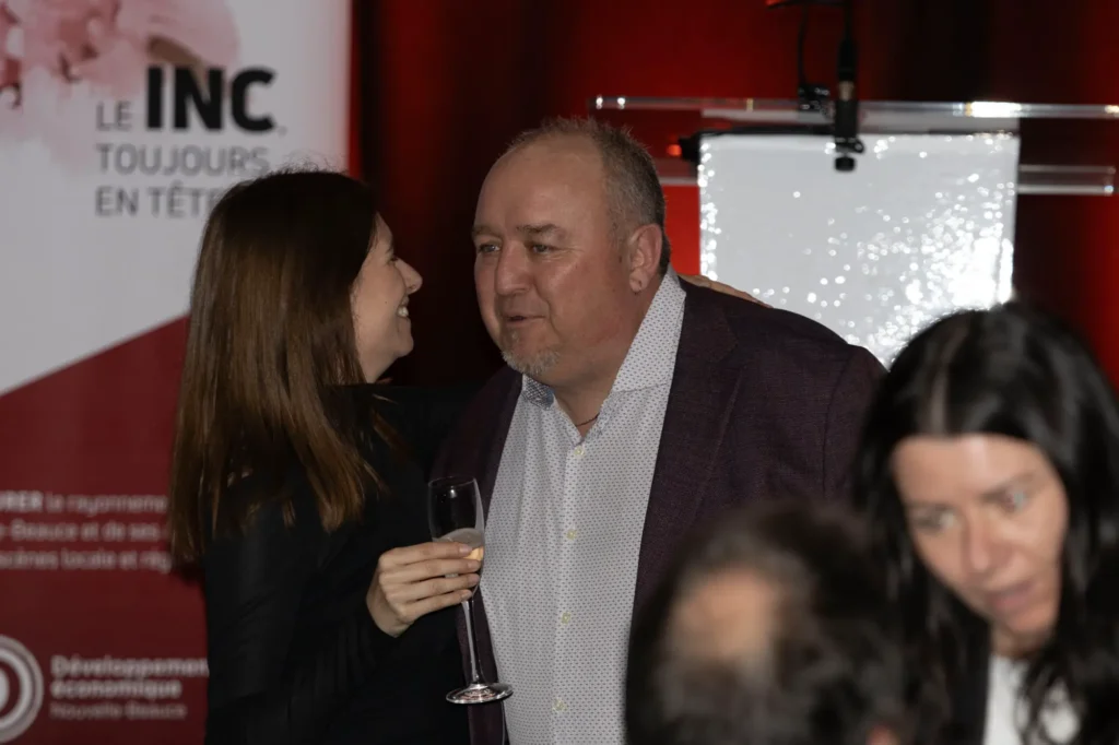 Échange convivial lors d’un événement professionnel