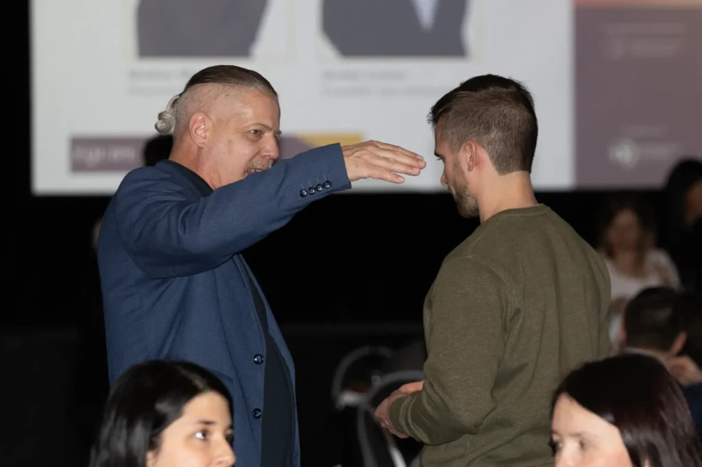 Homme mesurant la taille d’un autre homme