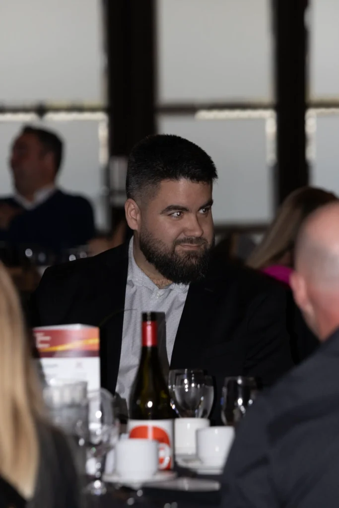 Homme barbu en costume lors d’un dîner