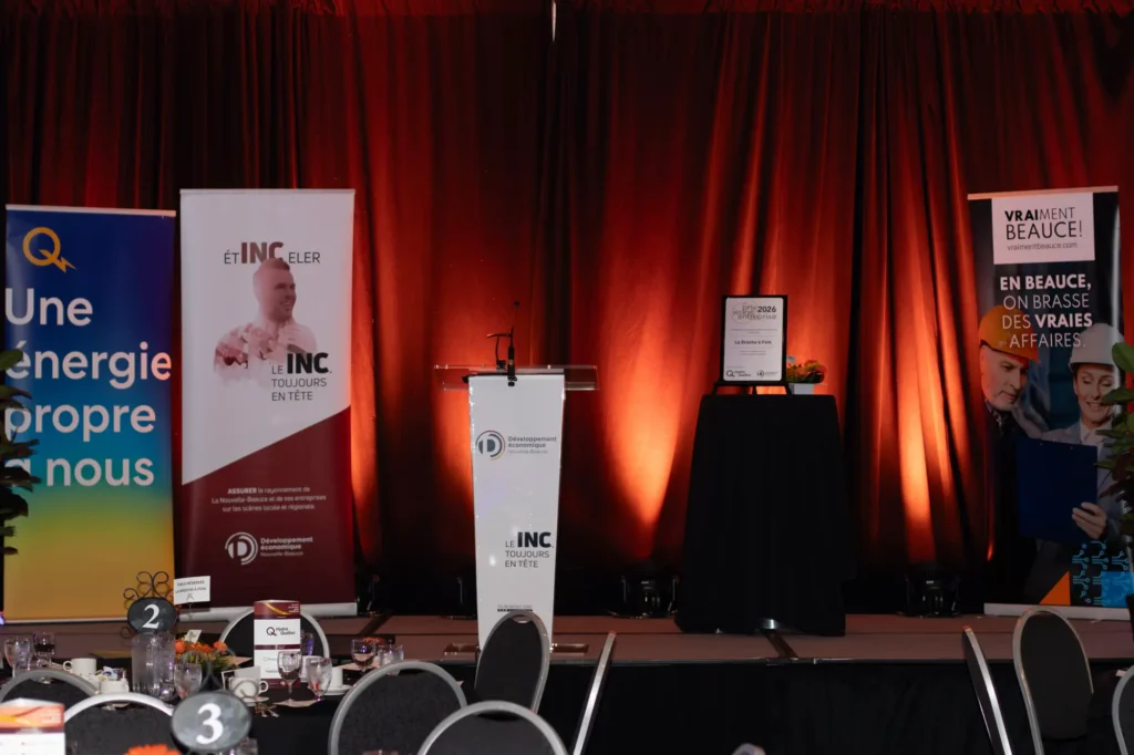 Scène de conférence avec podium et bannières