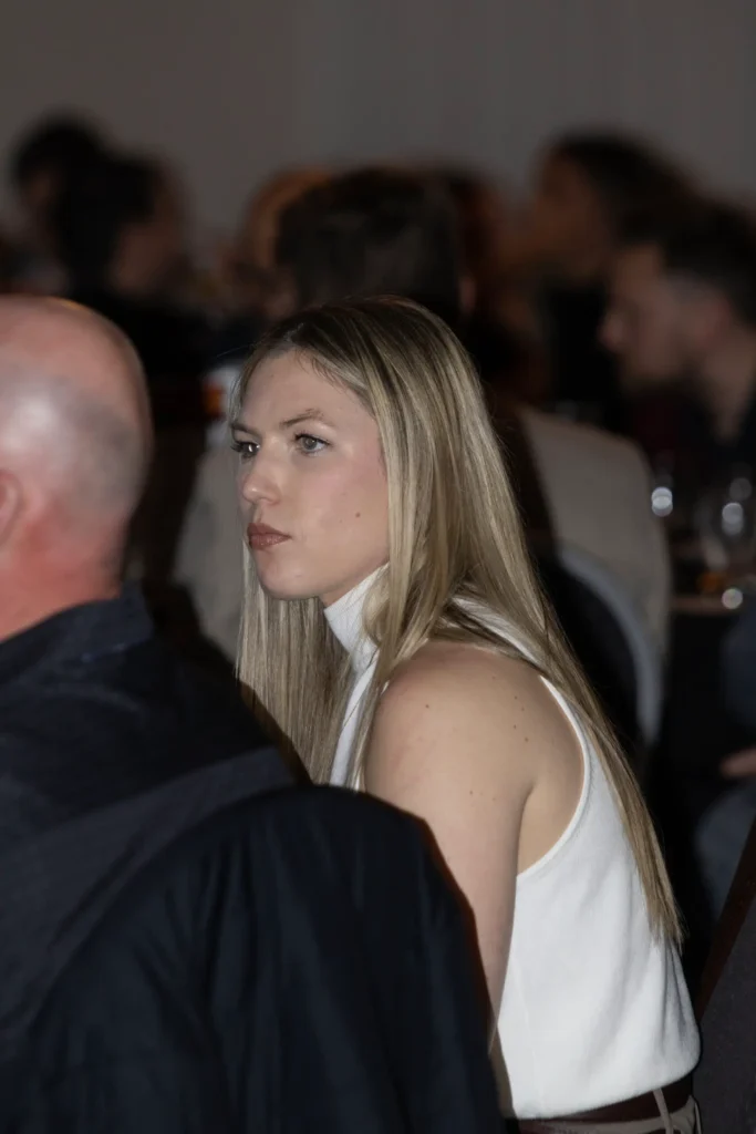 Femme blonde lors d’un événement en intérieur
