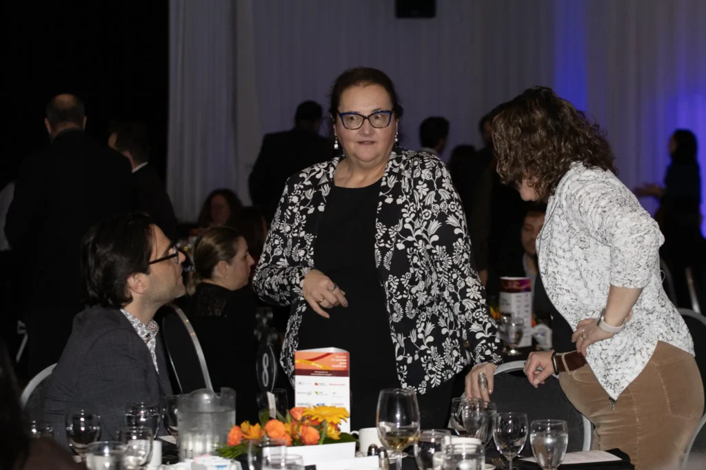 Conversation lors d’un dîner de gala formel