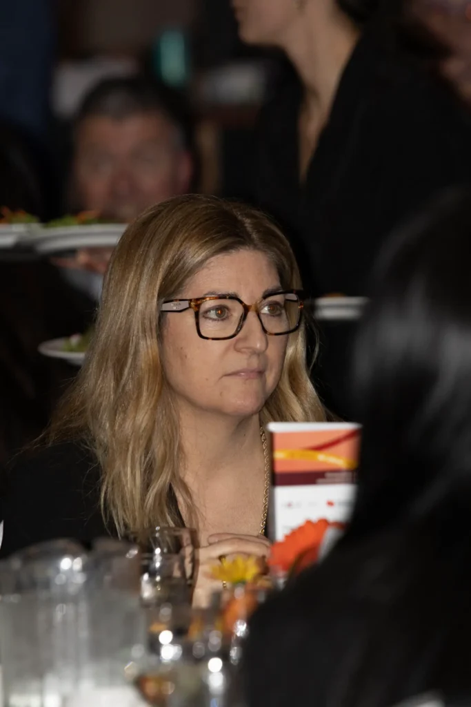 Femme portant des lunettes lors d’un dîner