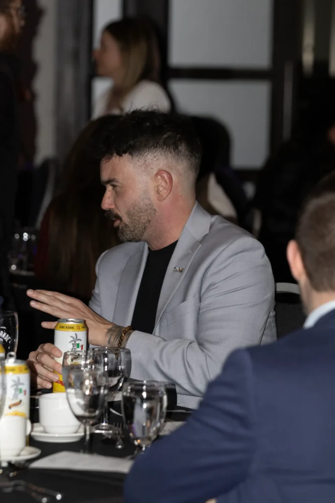 Homme en blazer gris discutant à table