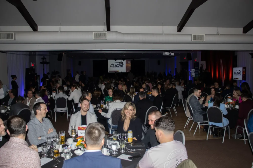 Soirée gala avec convives et scène éclairée